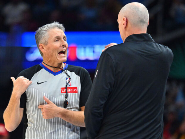Scott Foster (kiri) bercaka-cakap dengan pelatih Pacers Rick Carlisle. (Foto: AP)