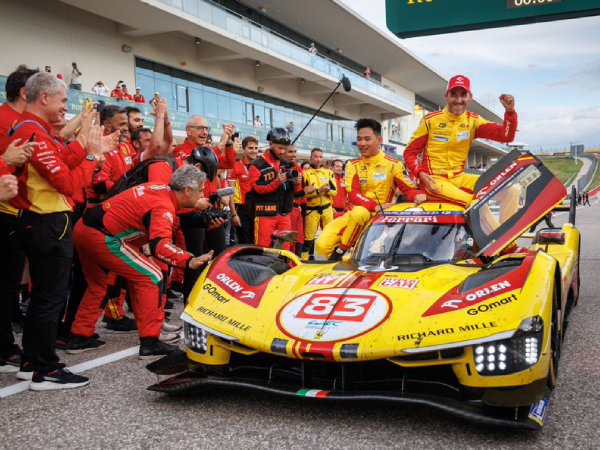 Robert Kubica (kanan), Ye Yifei dan Philip Hanson yang mengemudikan Ferrari 499P melakukan selebrasi setelah memenangi 24 Jam Le Mans. (Foto: Racing TV)