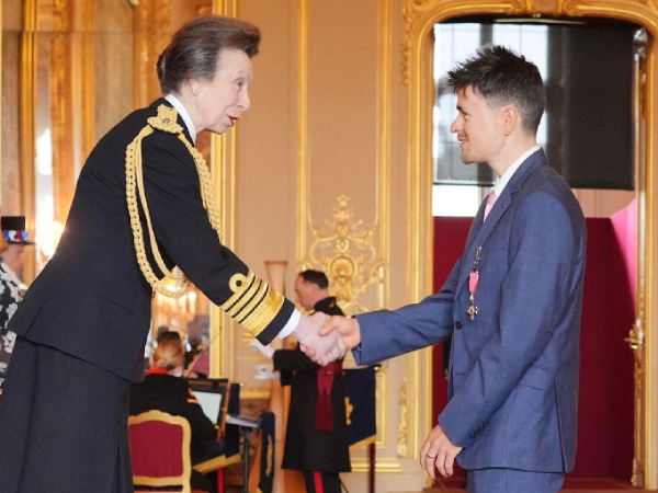 Peningkatan status Tom Pidcock dari MBE ke OBE mencerminkan kesuksesan berkelanjutan dan pengaruhnya yang semakin besar terhadap olahraga Inggris. (Foto: AP)