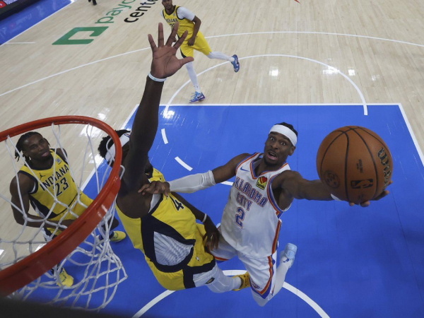 Bintang Oklahoma City Thunder Shai Gilgeous-Alexander (kanan) membukukan 31 poin di Game 5 Final NBA versus Pacers. (Foto: AP)