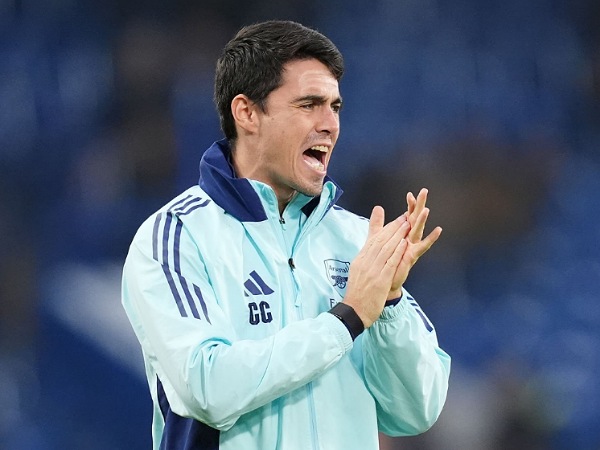 Carlos Cuesta saat ini bekerja sebagai staf Mikel Arteta di Arsenal