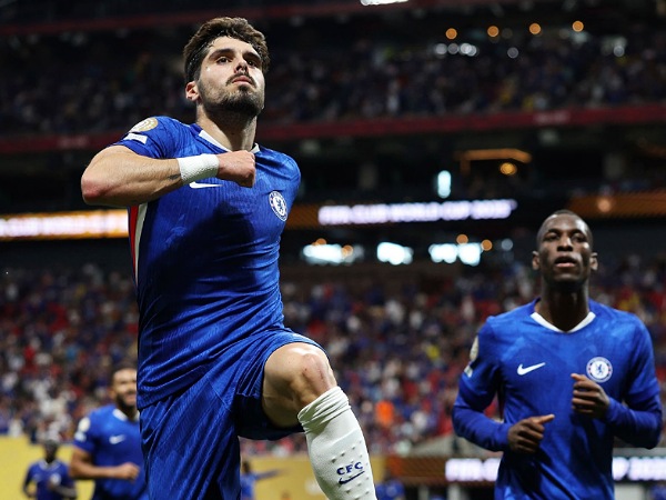 Pedro Neto merayakan golnya ke gawang LAFC bersama Nicolas Jackson