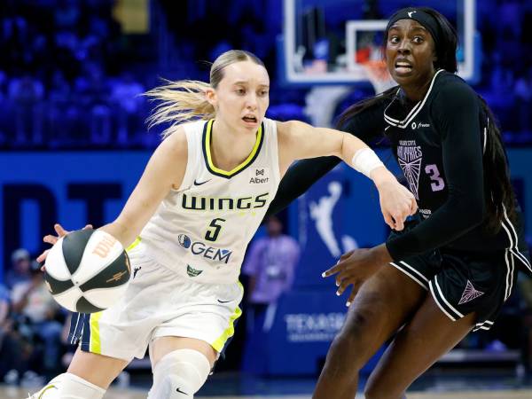 Paige Bueckers (kiri) mencetak 20 poin saat Dallas Wings mengalahkan Golden State Valkyries 80-71 pada Selasa (17/6) malam. (Foto: AP)