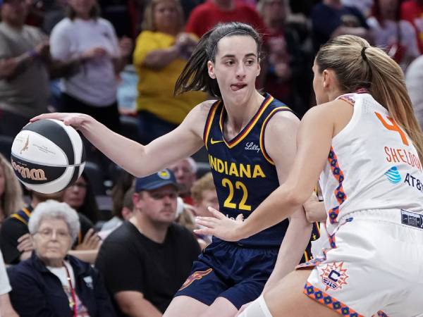 Caitlin Clark (kiri) mencetak 20 poin saat tuan rumah Indiana Fever mengalahkan Connecticut Sun 88-71 pada Selasa (17/6) malam. (Foto: AP)