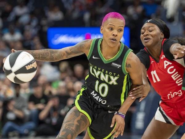 Courtney Williams (kiri) mencetak 20 poin saat Minnesota Lynx meraih kemenangan 76-62 atas Las Vegas Aces pada Selasa (17/6) malam. (Foto: AP)