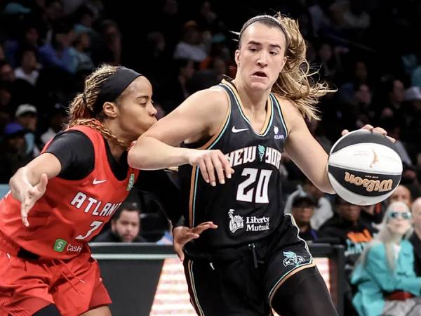 Sabrina Ionescu (kanan) mencetak 34 poin saat New York Liberty mengalahkan Atlanta Dream 86-81 pada Selasa (17/6) malam. (Foto: AP)