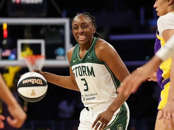 Nneka Ogwumike (kiri) mencetak 26 poin saat Seattle Storm mengalahkan tuan rumah Los Angeles Sparks 98-67 pada Selasa (17/6) malam. (Foto: AP)