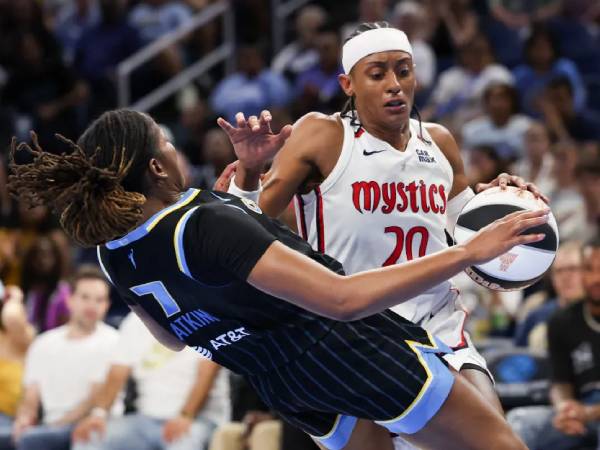 Brittney Sykes (kanan) mencetak 32 poin saat tim tamu Washington Mystics mengalahkan Chicago Sky 79-72 pada Selasa (17/6) malam. (Foto: AP)