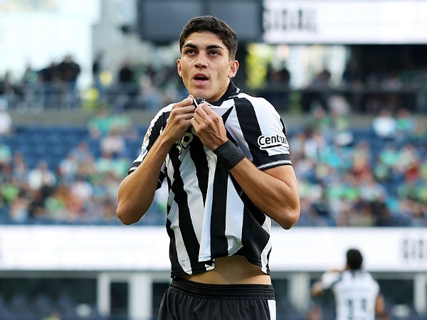 Bek Botafogo, Jair Cunha, hampir pasti gabung Nottingham Forest