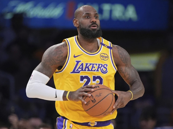LeBron James memiliki opsi pemain senilai $56,2 juta untuk musim depan, yang harus diputuskannya sebelum 29 Juni. (Foto: AP)