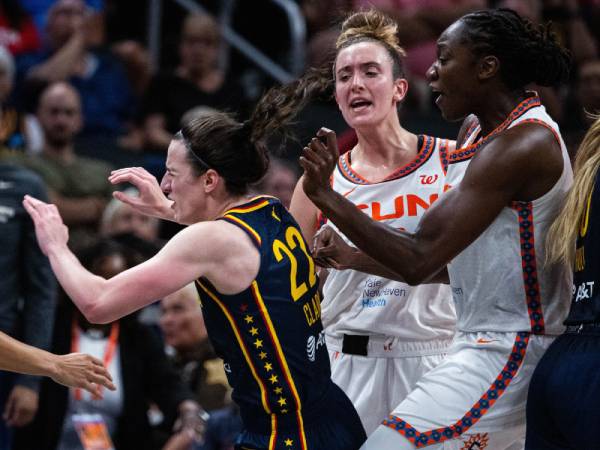 Caitlin Clark (kiri) terpelanting setelah didorong Marina Mabrey dari belakang. (Foto: AP)