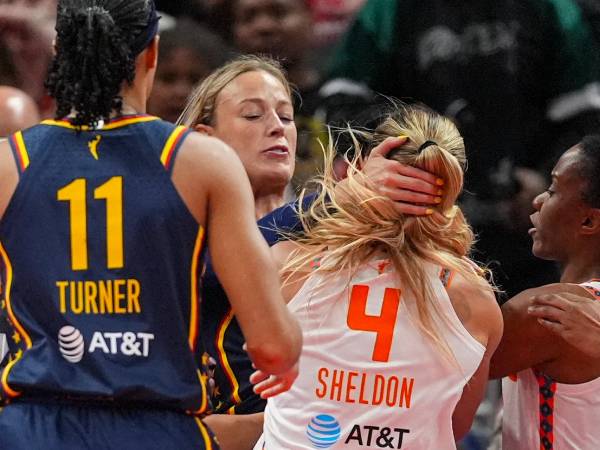 Pemain Indiana Fever Sophie Cunningham terlibat perkelahian dengan pemain Sun. (Foto: AP)
