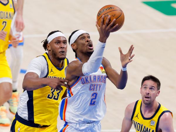 Shai Gilgeous-Alexander (tengah) mencetak 31 poin dan 10 assist saat Oklahoma City Thunder mengalahkan Indiana Pacers di Game 5 Final NBA. (Foto: AP)