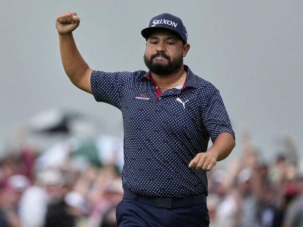 J.J. Spaun melakukan selebrasi setelah memastikan kemenangan di U.S. Open. (Foto: Golf Digest)