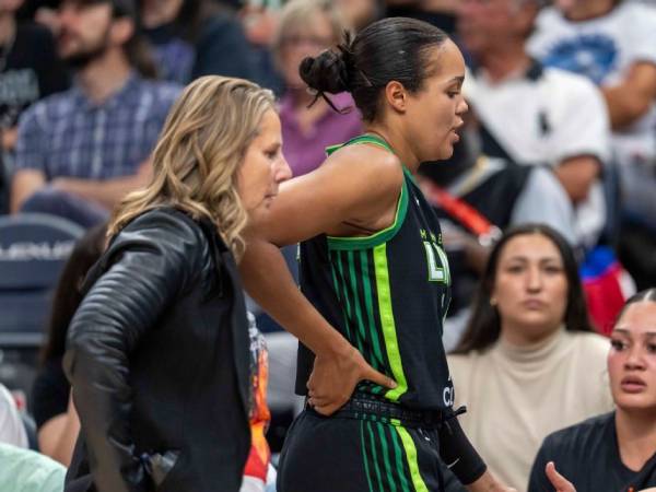 Bintang Minnesota Lynx Napheesa Collier berjalan keluar lapangan sambil memegangi bagian punggung yang sakit. (Foto: AP)