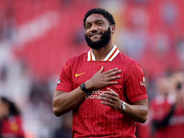 10 Tahun di Anfield, Joe Gomez Isyaratkan Bertahan di Liverpool