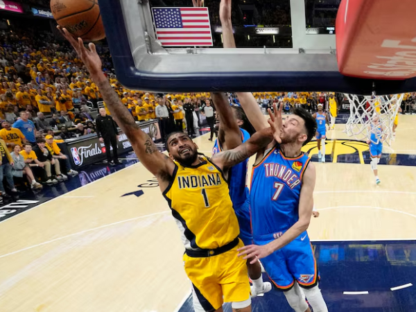 Obi Toppin (kiri) mencetak 20 poin saat Indiana Pacers menang 108-91 atas Oklahoma City Thunder dalam Game 6 pada Kamis (19/6) di Indianapolis. (Foto: AP)