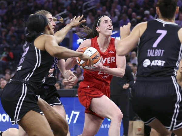 Golden State Valkyries sukses meredam Caitlin Clark (tengah) saat meraih kemenangan mengejutkan 88-77 atas Indiana Fever pada Kamis (19/6) malam.