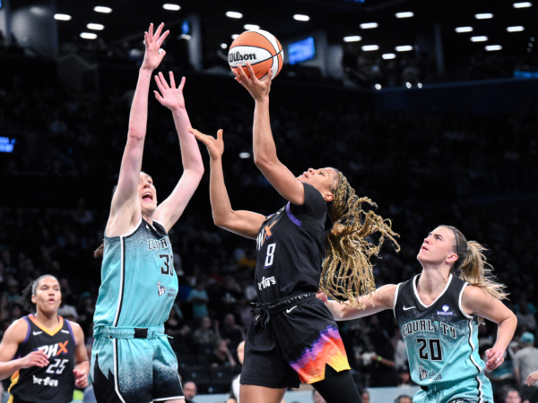 Monique Akoa Makani (tengah) mencetak 21 poin saat Phoenix Mercury meraih kemenangan 89-81 atas New York Liberty pada Kamis (19/6) malam. (Foto: AP)
