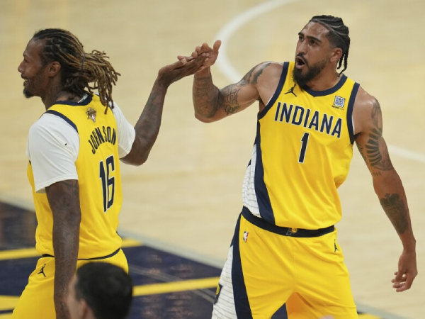 Obi Toppin (kanan) menjadi salah satu pahlawan kemenangan Indiana Pacers di Game 6. (Foto: AP)