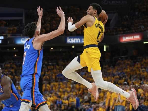 Tyrese Haliburton (kanan) mencetak 14 menit dalam 23 menit penampilan di game 6 meski awalnya sempat diragukan tampil. (Foto: AP)