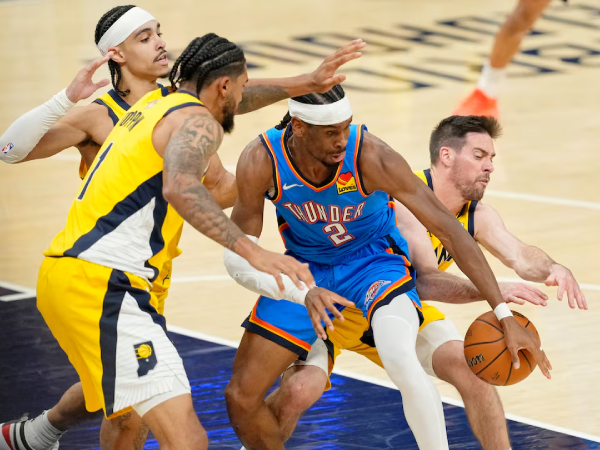 Bintang Oklahoma City Thunder Shai Gilgeous-Alexander (tengah) mencatatkan delapan turnover, terbanyak dalam pertandingan NBA Finals dalam lebih dari 40 tahun. (Foto: AP)