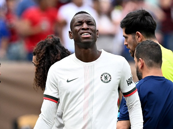 Nicolas Jackson dibela oleh pelatih Flamengo, Filipe Luis