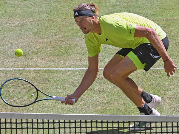 Sempat Muntah, Alexander Zverev Kukuhkan Diri Jadi Semifinalis Di Halle