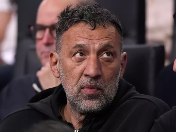 Vlade Divac, 57 tahun, jatuh dari sepeda motornya saat berkendara di jalan Pantai di dekat pantai Laut Adriatik, Montenegro. (Foto: AP)