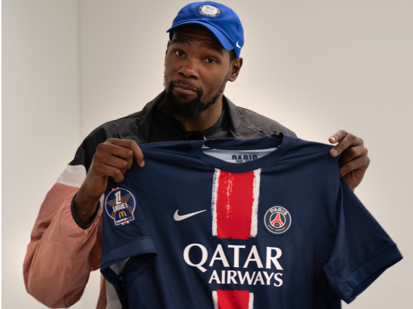 Kevin Durant berpose dengan jersey Paris Saint-Germain. (Foto: Paris Saint-Germain)