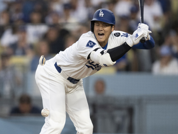 Bintang Dodgers Shohei Ohtani meringis kesakitan setelah terkena bola lemparan pitcher Paders. (Foto: AP)