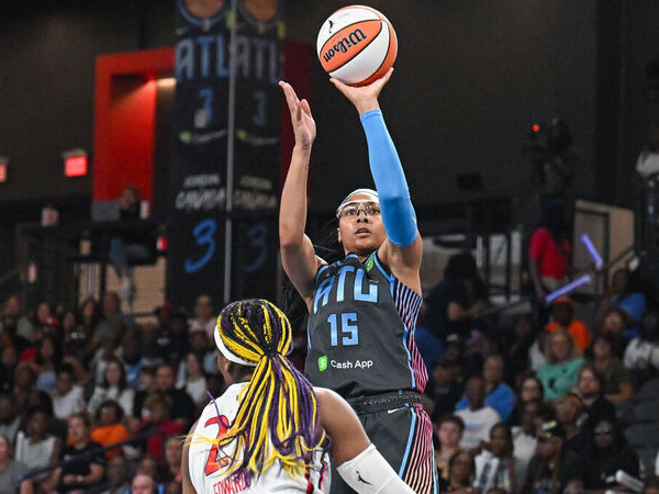 Allisha Gray (kanan) mencetak 18 poin pada hari Jumat (20/6) saat Atlanta Dream mengalahkan tim tamu Washington Mystics 92-91. (Foto: AP)