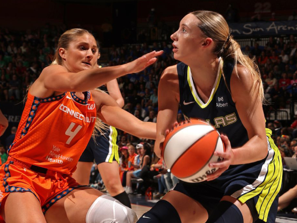 Paige Bueckers (kanan) mencetak 21 poin saat Dallas Wings mengalahkan Connecticut Sun 86-83 di Uncasville, Conn pada hari Jumat (20/6). (Foto: AP)