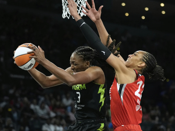 Nneka Ogwumike (kiri) mencetak 25 poin saat Seattle Storm meraih kemenangan comeback 90-83 atas tuan rumah Las Vegas Aces pada hari Jumat (20/6). (Foto: AP)