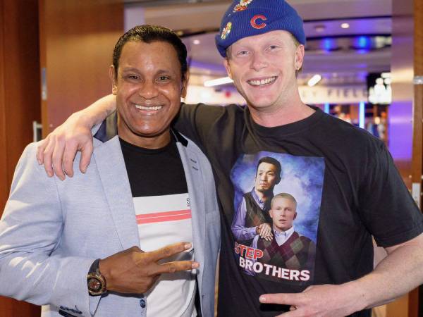 Sammy Sosa (kiri) berpose dengan bintang Cubs Pete Crow-Armstrong di Wrigley Field. (Foto: AP)