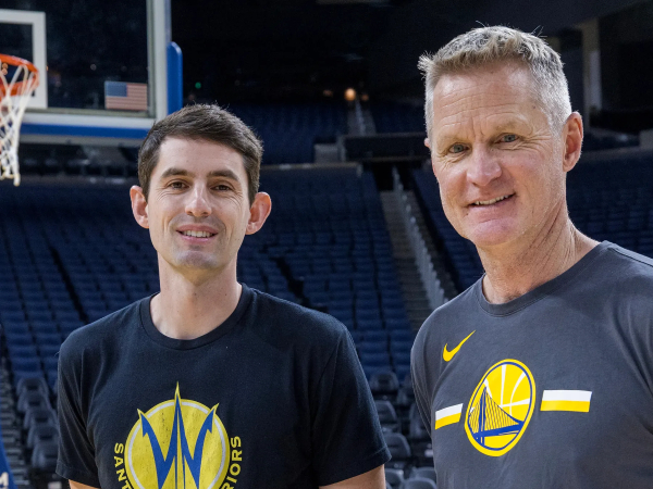 Nicholas Kerr (kiri) bersama sang ayah, Steve Kerr. (Foto: AP)