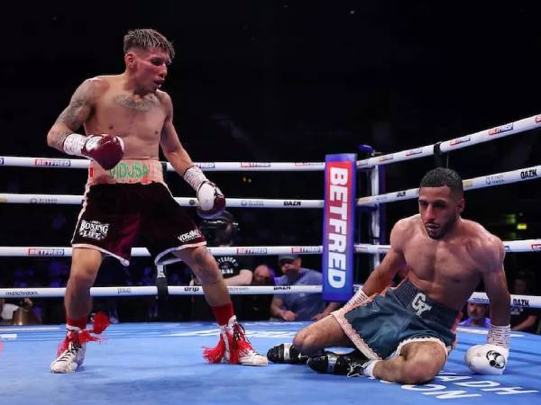 Francisco Rodriguez Jr (kiri) menjatuhkan Galal Yafai di ronde ke-12 atau terakhir. (Foto: Fight TV)