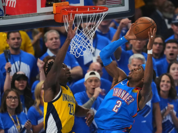 Shai Gilgeous-Alexander mencetak 29 poin saat Oklahoma City Thunder menjadi juara NBA dengan mengalahkan Indiana Pacers 103-91 pada Minggu (22/6) malam di Game 7. (Foto: AP)