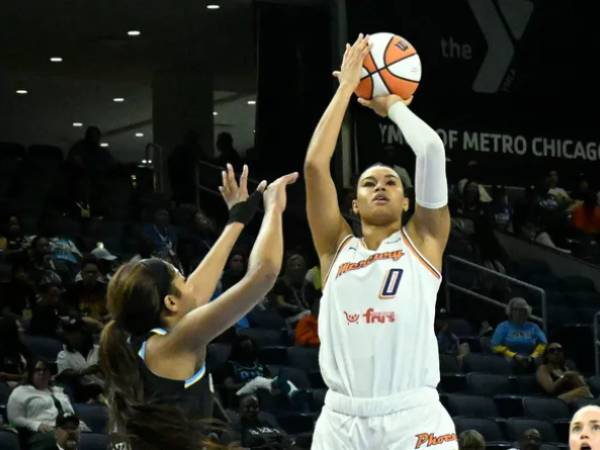 Satou Sabally (kanan) mencetak 15 poin saat Phoenix Mercury menang 107-86 atas tuan rumah Chicago Sky pada Sabtu (21/6) malam. (Foto: AP)