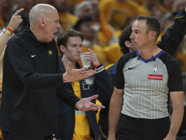 Josh Tiven (kiri) merupakan salah satu dari tiga ofisial yang akan mewasiti Game 7 Final NBA antara Pacers dan Thunder. (Foto: AP)