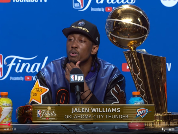 Jalen Williams menghadiri konferensi pers dengan media setelah Oklahoma City Thunder sukses menjuarai gelar NBA. (Foto: Youtube)