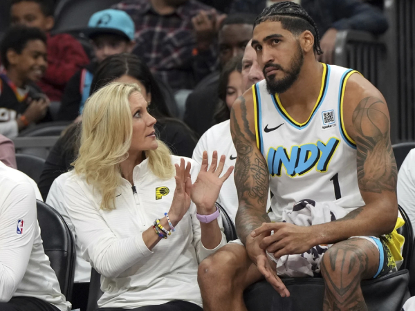 Kini menjadi bagian penting dari tim pelatih Pacers, Jenny Boucek (kiri) juga berperan aktif dalam bekerja dengan para pemain. (Foto: AP)