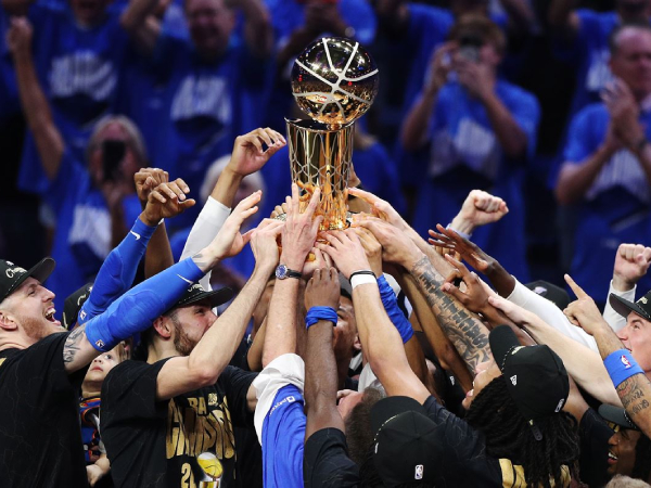 Oklahoma City Thunder melakukan selebrasi dengan mengangkat Trofi Larry O’Brian setelah mengalahkan Indiana Pacers dalam tujuh pertandingan. (Foto: AP)