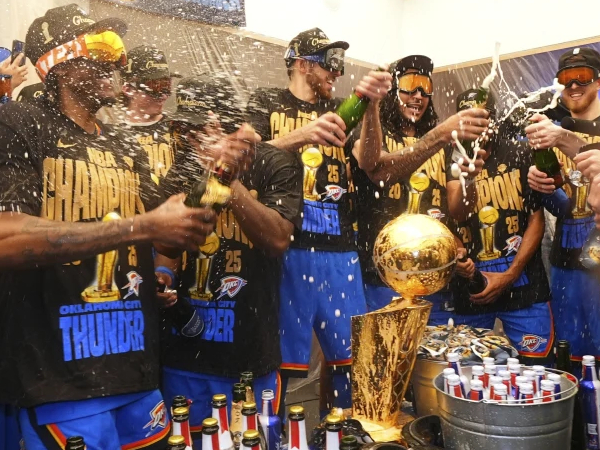 Para pemain Oklahoma City Thunder merayakan gelar juara NBA dengan pesta sampanye di ruang Ganti. (Foto: AP)
