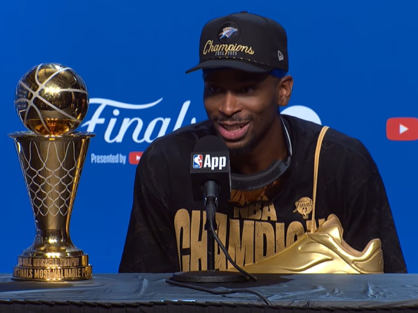 Shai Gilgeous-Alexander menghadiri konferensi pers dengan media setelah Oklahoma City Thunder sukses menjuarai gelar NBA. (Foto: Youtube)