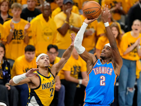 Shai Gilgeous-Alexander (kanan) mencetak 30,5 poin, 4,5 rebound, 4,5 assist, dan 2 steal per pertandingan di Final NBA. (Foto: AP)