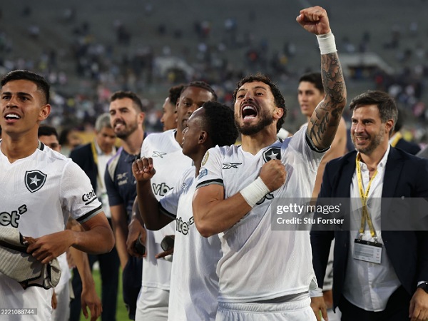 Alex Telles membantu Botafogo ke babak 16 besar Piala Dunia Antarklub