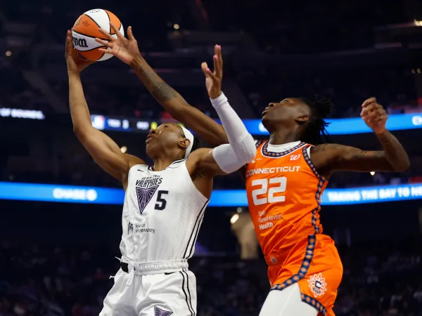 Kayla Thornton (kiri) mencetak 21 poin saat Golden State Valkyries mengalahkan Connecticut Sun 87-63 di San Francisco pada Minggu (22/6). (Foto: AP)