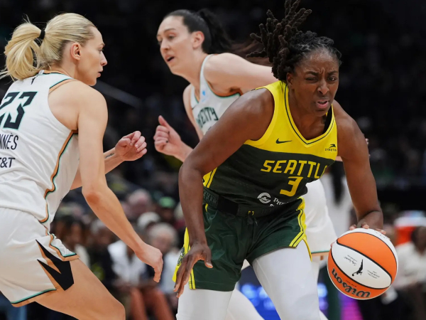 Nneka Ogwumike (kanan) mencetak 26 poin saat Seattle Storm mengalahkan New York Liberty 89-79 pada Minggu (22/6). (Foto: AP)