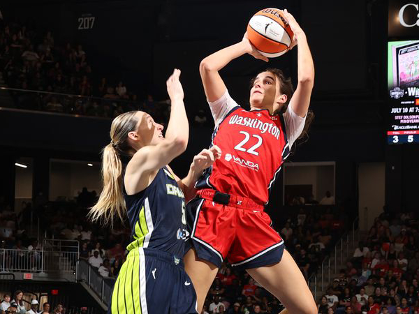 Sonia Citron (kanan) mencetak 27 poin saat Washington Mystics menahan Dallas Wings 91-88 pada Minggu (22/6) siang. (Foto: AP)